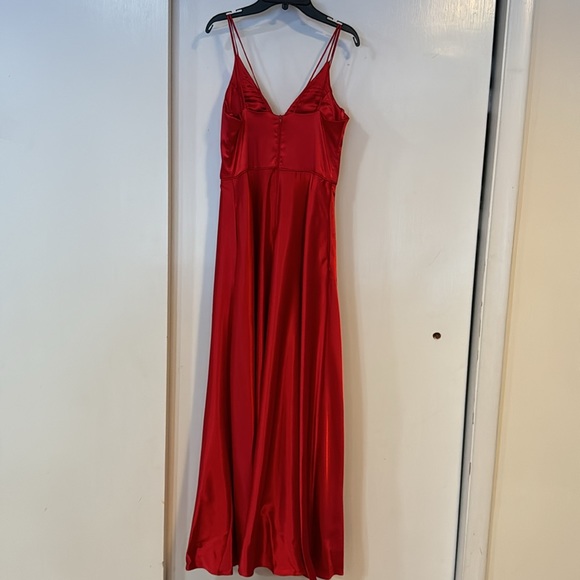 Windsor red satin gown - Picture 2 of 3